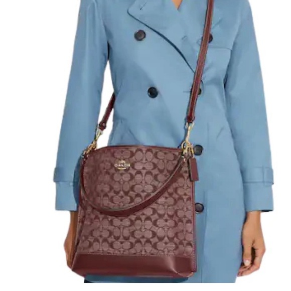 Coach
New, not used. Small repair needed
MOLLIE BUCKET BAG IN SIGNATURE CHAMBRAY - Picture 6 of 15